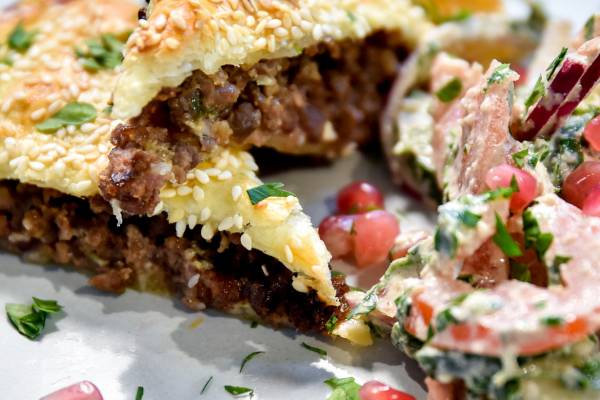 Purimi bourekas & grúz paradicsom-uborka saláta – Friss tavaszi receptek! Mercitől